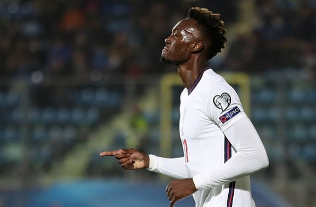 Trước khi hồi còi mãn cuộc vang lên, bộ đôi Bukayo Saka và Tammy Abraham thay nhau điền tên lên bảng điểm, giúp Tam sư giành thắng lợi chung cuộc với tỷ số 10-0.