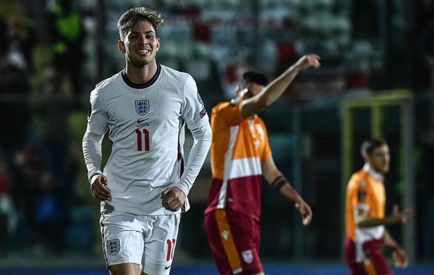 Phút 58, đến lượt tài năng trẻ Arsenal -  Emile Smith Rowe lập công, đánh dấu bàn thắng đầu tiên của mình cho ĐTQG.