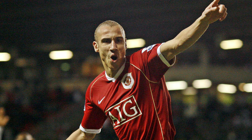 6. Henrik Larsson. Huyền thoại người Thụy Điển có 3 tháng thi đấu cho Man Utd vào năm 2007. Tuy nhiên với tinh thần chiến đấu cùng những đóng góp khá nổi bật (ghi 3 bàn sau 13 trận), ông đã nhận được sự chào đón nhiệt liệt từ các CĐV Quỷ đỏ.