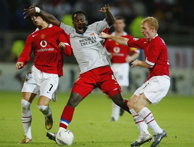 10. Michael Essien - 12 triệu euro. Máy quét người Ghana gia nhập Chelsea từ Lyon vào năm 2005, tại đây anh đã giành 2 Premier League và 1 danh hiệu Champions League. Sau thời kỳ hoàng kim tại Chelsea, Essien lang bạt sang một số đội bóng khác trước khi giải nghệ hồi tháng 9/2020.