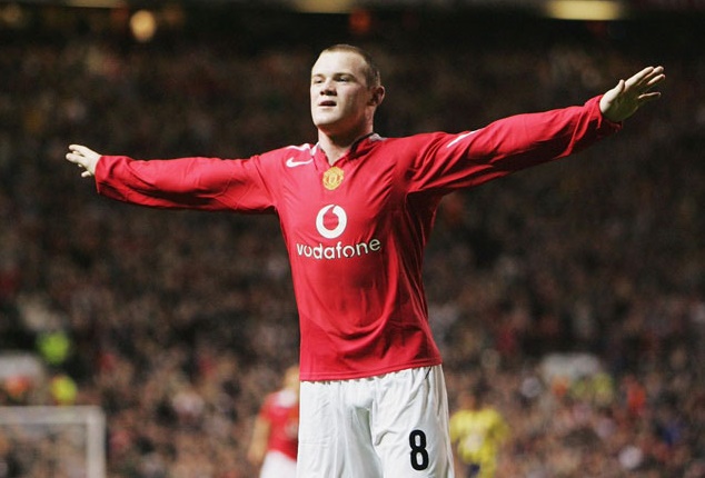 1. Wayne Rooney - 37 triệu euro. Phong độ ấn tượng tại Everton đã mở toang cánh cửa giúp Rooney đến với Manchester United. Tại đây, ngôi sao người Anh tiếp tục thể hiện những màn trình diễn đáng kinh ngạc và dần trở thành "Quỷ đầu đàn" dẫn dắt đội nhà đến với những danh hiệu cao quý. Sau khi giã từ sự nghiệp cầu thủ, Rooney theo đuổi nghiệp HLV. Anh hiện đang dẫn dắt Derby County.