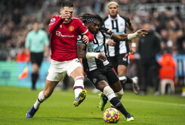 Trong hiệp một, Allan Saint-Maximin cùng Joelinton khiến cầu trường St James' Park như nổ tung sau màn rê bóng và phối hợp cực kỳ mãn nhãn.