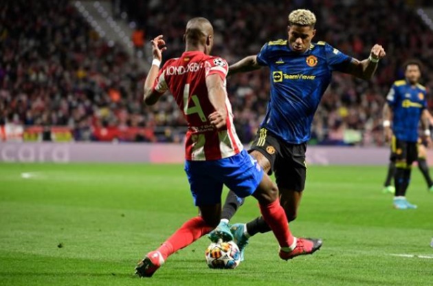 Ngoài Pogba, những Bruno Fernandes hay Marcus Rashford cũng đều bất lực khi đối mặt với Kondogbia.