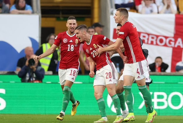 Khi trận đấu kéo sang 20 phút cuối cùng, Hungary tiếp tục bứt tốc. Từ một pha xử lý bóng lỗi của Kalvin Phillips, họ đã tổ chức đợt phản công sắc nét và Roland Sallai đã mang về bàn thắng nhân đôi cách biệt cho đội khách.