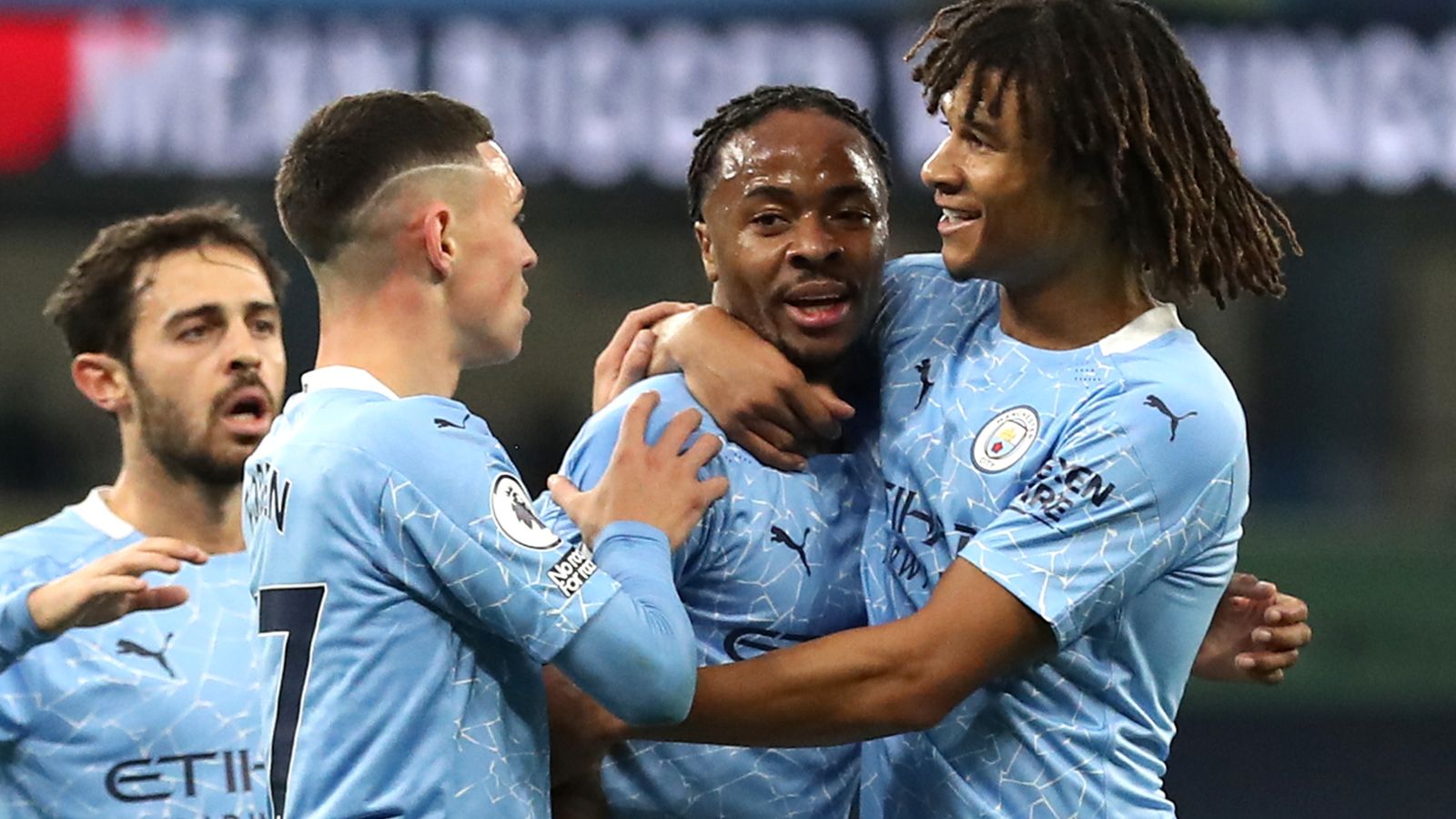 Ake và Sterling là 2 mục tiêu hàng đầu của Chelsea.