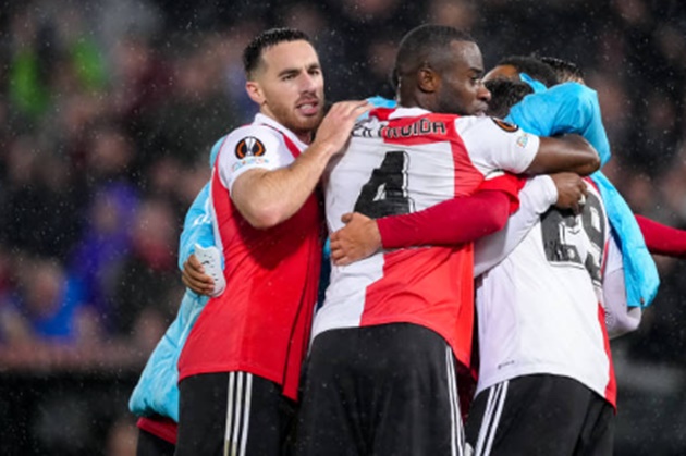 Với chiến thắng tối thiểu trước Lazio, Feyenoord chiếm lấy ngôi đầu bảng F, xếp sau là FC Midtjylland.