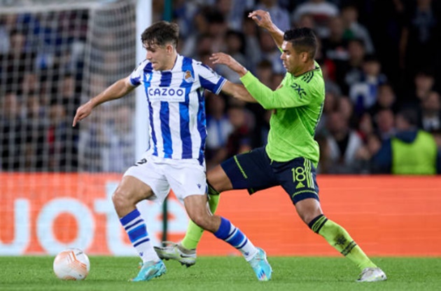 Real Sociedad dù đã để thua Man Utd ở vòng đấu cuối cùng, qua đó bị đối thủ san bằng khoảng cách về mặt điểm số. Tuy nhiên họ vẫn chiếm ngôi đầu bảng E nhờ hệ số phụ.