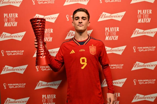 Ảnh bài viết Sir Kenny Dalglish: "Khi bằng tuổi Gavi, tôi vẫn còn mọc mụn đầy mặt"