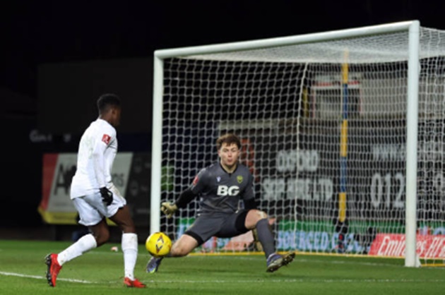 Phút 76, Nketiah ấn định thắng lợi cho Arsenal bằng cú dứt điểm nâng tỷ số lên 3-0.