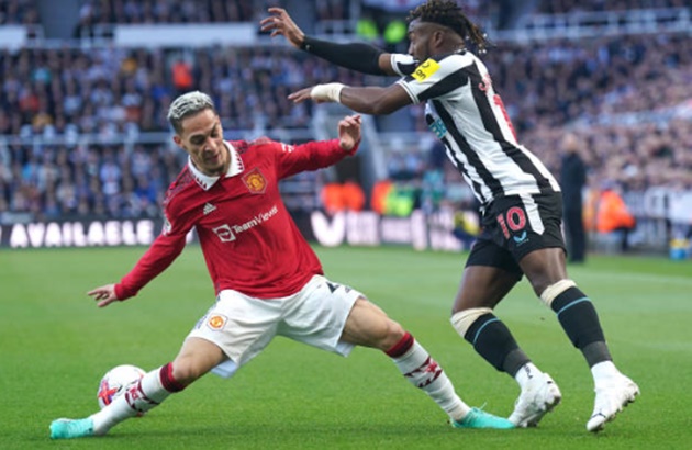 Saint-Maximin mang đến những rắc rối cho hàng phòng ngự Man Utd.