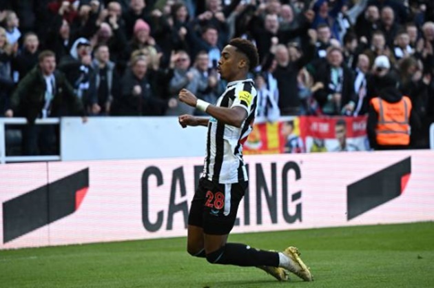 Willock mở điểm cho Newcastle.