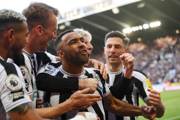 Newcastle làm tung lưới Man Utd.