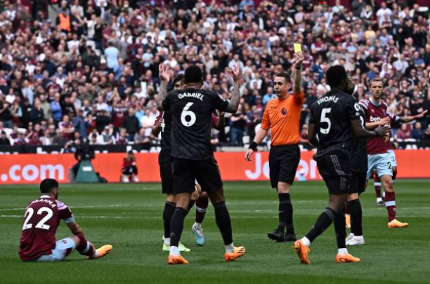 Ngày làm việc vất vả của hàng thủ Arsenal.