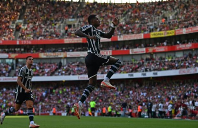 Rashford mở điểm.