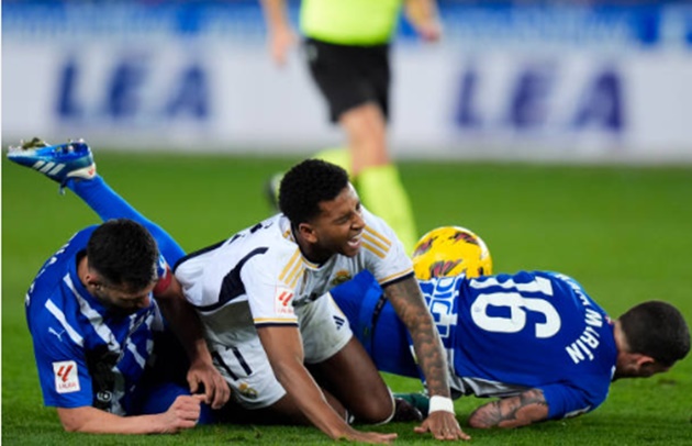 Alaves sẵn sàng chơi rắn để hạn chế khả năng tạo đột biến đến từ các chân sút Los Blancos.