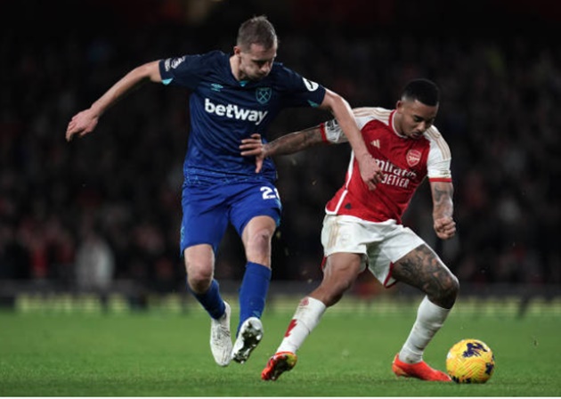 Cách biệt 2 bàn giúp The Hammers dễ dàng triển khai lối chơi ''đổ bê tông'' sở trường. Vì vậy, dù đã gia tăng sức ép nhưng các chân sút Pháo thủ cũng đành bất lực.
