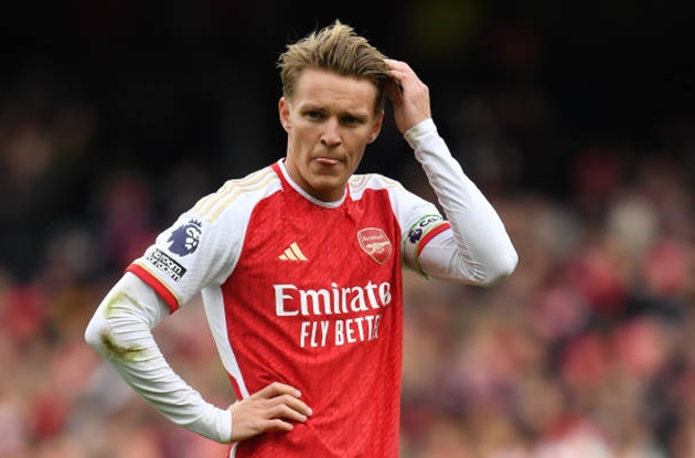 Martin Odegaard (7/10): Như mọi khi, Odegaard vẫn pressing một cách năng nổ. Tuy nhiên đội trưởng người Na Uy chưa làm tốt nhiệm vụ kiến tạo lối chơi.