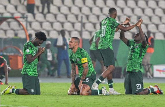 Ảnh bài viết Haller giúp Bờ Biển Ngà vào chung kết, Nigeria ''đấu súng'' cân não