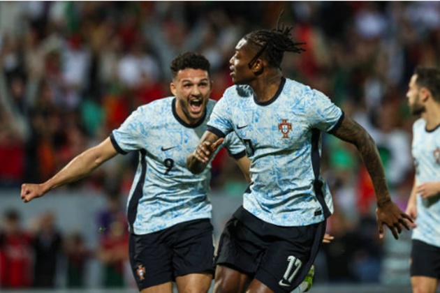 HLV Roberto Martinez tung ra đội hình gần như mạnh nhất. Vì vậy, ''Selecao châu Âu'' dễ dàng áp đảo đối thủ và có cho mình bàn thắng vươn lên dẫn trước ngay từ phút 24 nhờ công Rafael Leao.