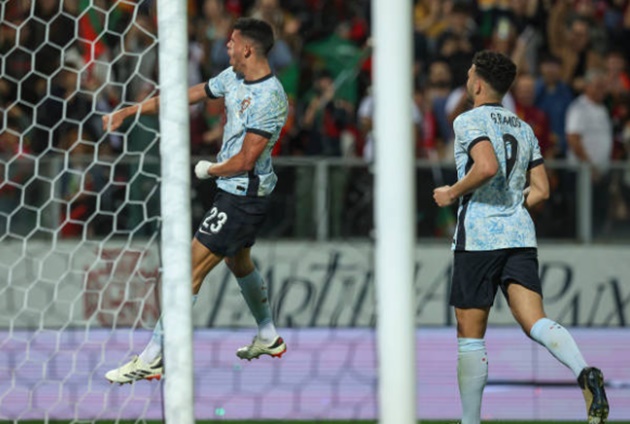 Chưa đầy 10 phút sau, tiền vệ Matheus Nunes của Man City lập công giúp Bồ Đào Nha nhân đôi cách biệt.