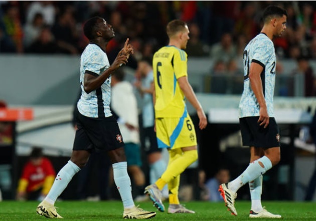 Ngay sau giờ nghỉ, mành lưới tuyển Thụy Điển lại rung lên một lần nữa sau pha lập công của Bruma.