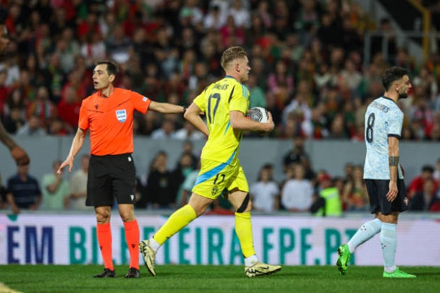 Nhưng cũng chỉ 1 phút sau, Viktor Gyökeres đã kiếm về bàn thắng danh dự cho đội bóng Bắc Âu sau cú dứt điểm quyết đoán.