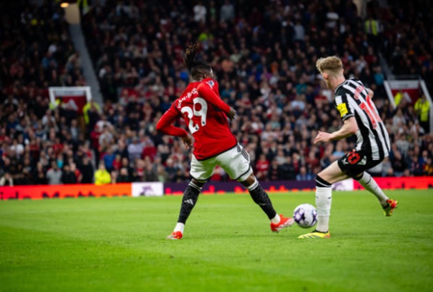 Aaron Wan-Bissaka (6/10): Đây là lần hiếm hoi Wan-Bissaka hỗ trợ tấn công tốt hơn phòng ngự.