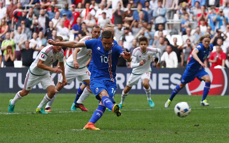 Gylfi Sigurdsson ghi bàn mở tỷ số trên chấm 11m. Ảnh: Internet.