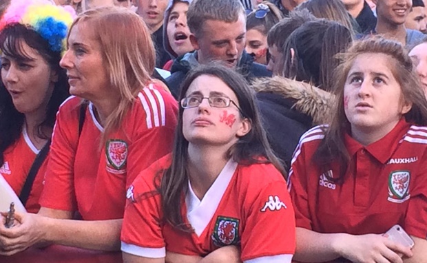 Sự lo lắng của các cổ động viên nữ khi xem qua fanzone