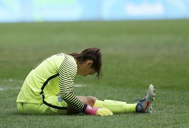Hope Solo thất vọng vì thua trận. Ảnh: Internet.