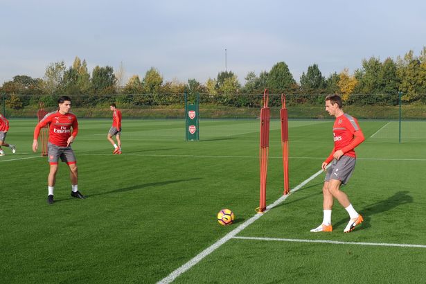 Bellerin và Monreal tập hôm qua. Ảnh: Internet.