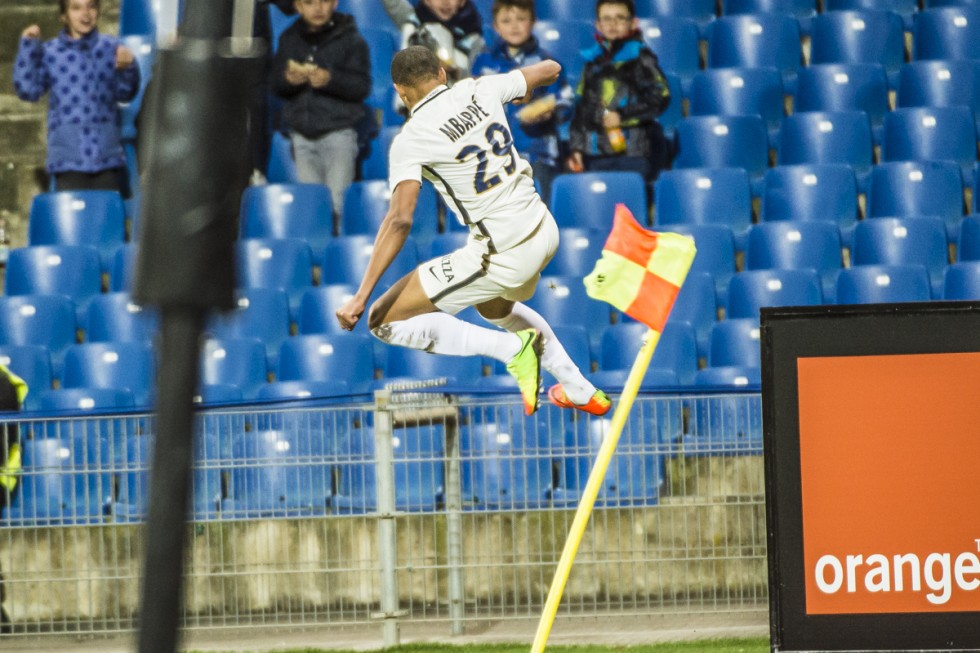 Kylian Mbappe tỏa sáng giúp Monaco vững vàng ở ngôi đầu