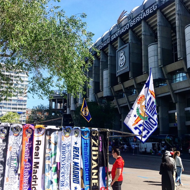 Đồ lưu niệm được bày bán sẵn, có thể thấy người chủ chỉ bán đồ của Real Madrid. Sẽ không có người bán hàng nào là CĐV của Barca