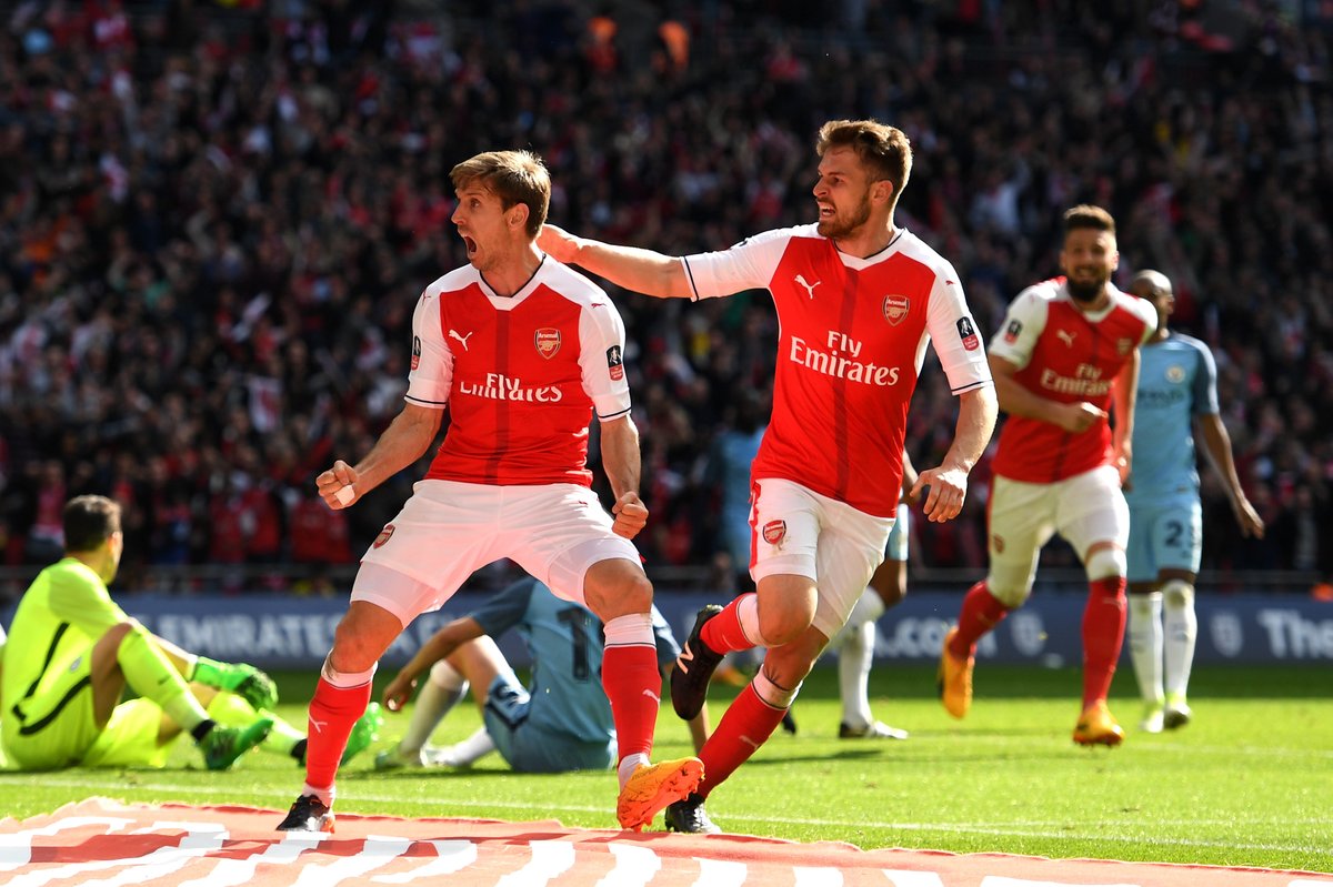 Ramsey và Monreal ăn mừng bàn thắng