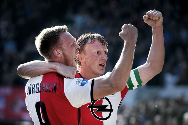 Ba bàn thắng ở các phút 1, 12, 84 của lão tướng từng chơi cho Liverpool, Kuyt giúp Feyenoord giành chức vô địch Hà Lan.