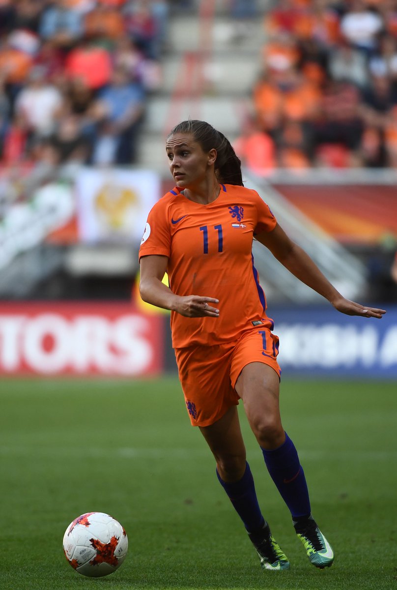 Điểm nhấn khác của trận đấu là sự tỏa sáng của Messi phiên bản nữ, Lieke Martens khi cô ghi bàn nâng tỷ số lên 2-1 ở phút 28. Trước khi hiệp 1 khép lại, Pernille Harder cân bằng tỷ số 2-2 cho Đan Mạch.