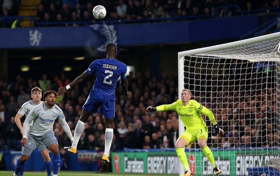 Antonio Rudiger ghi bàn cho Chelsea trong trận thắng Everton.