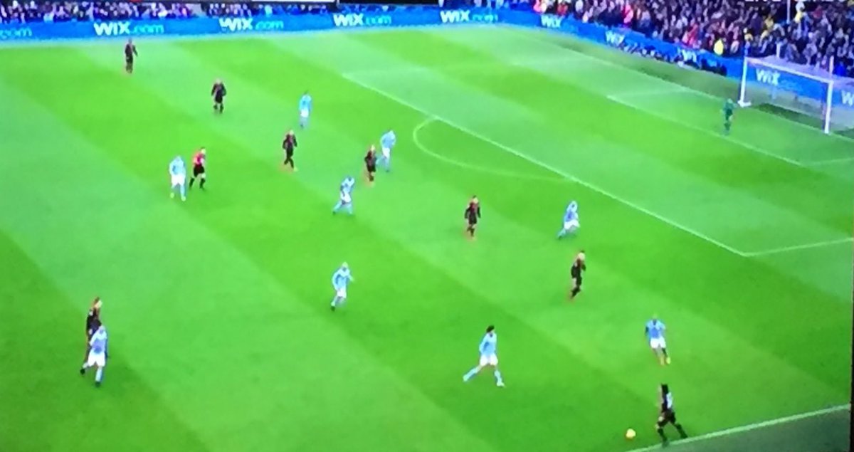 Hình ảnh các cầu thủ Arsenal sử dụng tới 8-9 cầu thủ ở mặt trận tấn công là lý do giải thích tại sao Arsenal lại thất bại trước Man City.