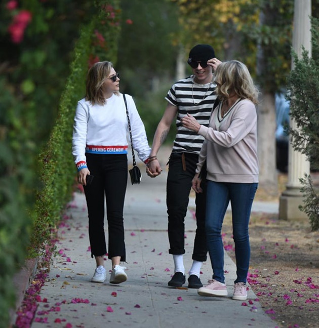 Brooklyn Beckham và bà Teri, mẹ Chloe Moretz, vui vẻ đi bộ và trò chuyện cùng nhau