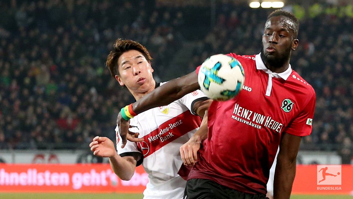 Takuma Asano chuyển đến Arsenal từ câu lạc bộ Sanfrecce Hiroshima của J-League vào kỳ chuyển nhượng mùa Hè năm 2016 với giá 3 triệu bảng.