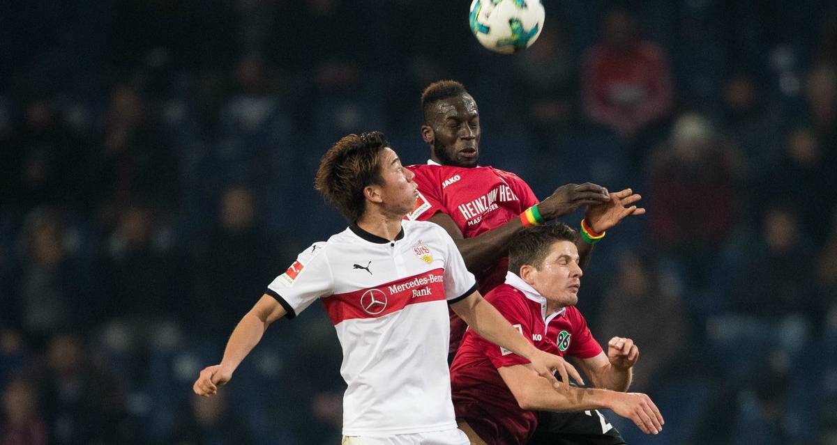 Sau khi không thể xin giấy phép lao động tại Anh cho tiền đạo người Nhật Bản, Arsenal đã đem Asano cho Stuttgart mượn ở mùa 2016/17. Cầu thủ người Nhật được xếp chơi ở vị trí hộ công và cánh, ghi 4 bàn và 4 kiến tạo sau 26 lần ra sân.