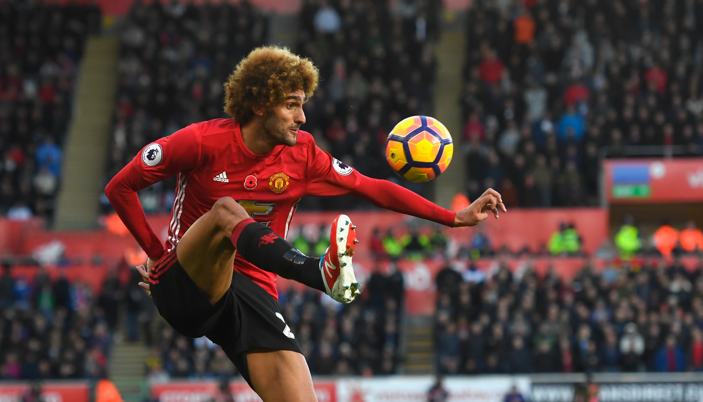 Marouane Fellaini đang lên kế hoạch kiện hãng trang phục thể thao của Mỹ New Balance lên tòa án tối cao London