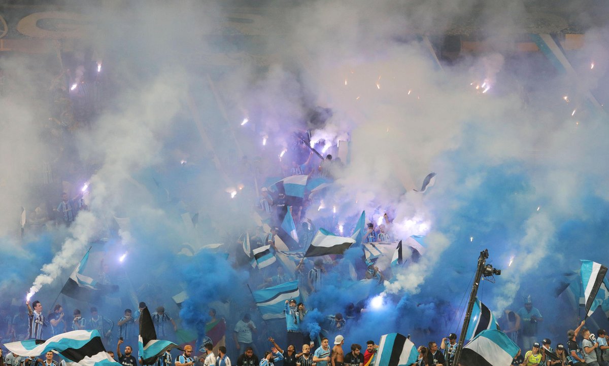 CĐV Gremio đã nhuộm xanh sân đối thủ.