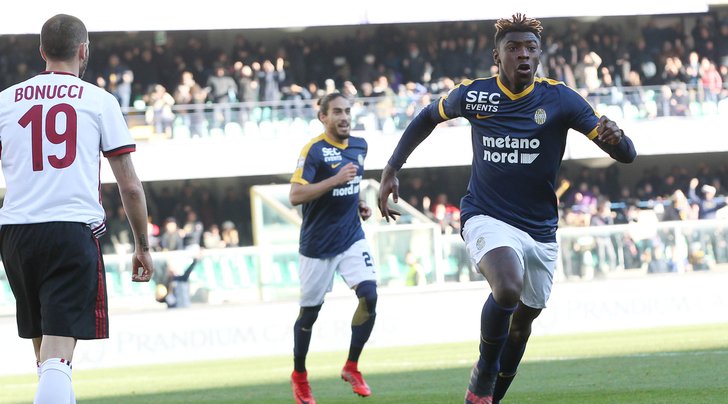 Phút 55, thần đồng đang chơi cho Hellas Verona dưới dạng cho mượn từ Juventus, Moise Kean sút chân trái hiểm hóc vào góc thấp bên trái khung thành từ đường chuyền bóng của Daniel Bessa, nâng tỷ số lên 2-0 cho CLB. Moise Kean là cầu thủ đầu tiên sinh trong thế kỷ 21 từng ghi bàn tại 1 trong 5 giải VĐQG hàng đầu châu Âu.