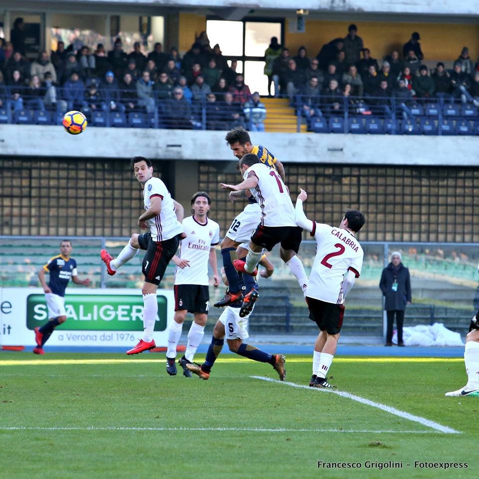 Ngay phút 24, Antonio Caracciolo của Hellas Verona đã đánh đầu tung lưới Milan sau đường chuyền bóng từ quả phạt góc của Rômulo.