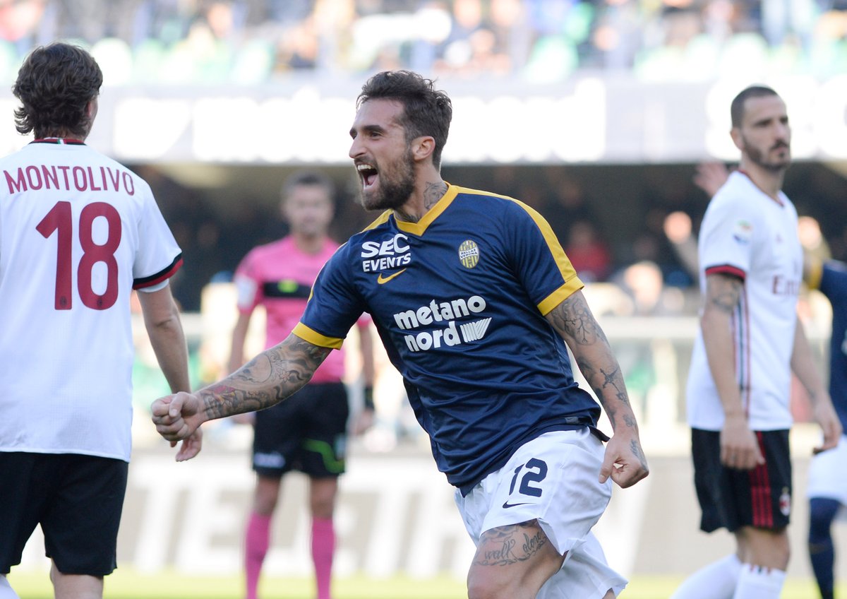 Dù đã giành chiến thắng 3-0 trước chính đối thủ Verona hồi giữa tuần, nhưng đó chỉ là ở mặt trận cúp quốc gia Italia. Nhưng một lần nữa, Rossoneri lại gây thất vọng. Họ đã để thua tới 0-3, bằng đúng tỷ số giữa tuần.