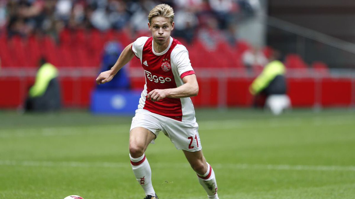Frenkie De Jong có lối chơi cực kỳ thông minh, kiểm soát trận đấu tốt và cùng với trung vệ Matthijs de Ligt, được xem là hai viên ngọc đáng chờ đợi nhất của bóng đá Hà Lan.