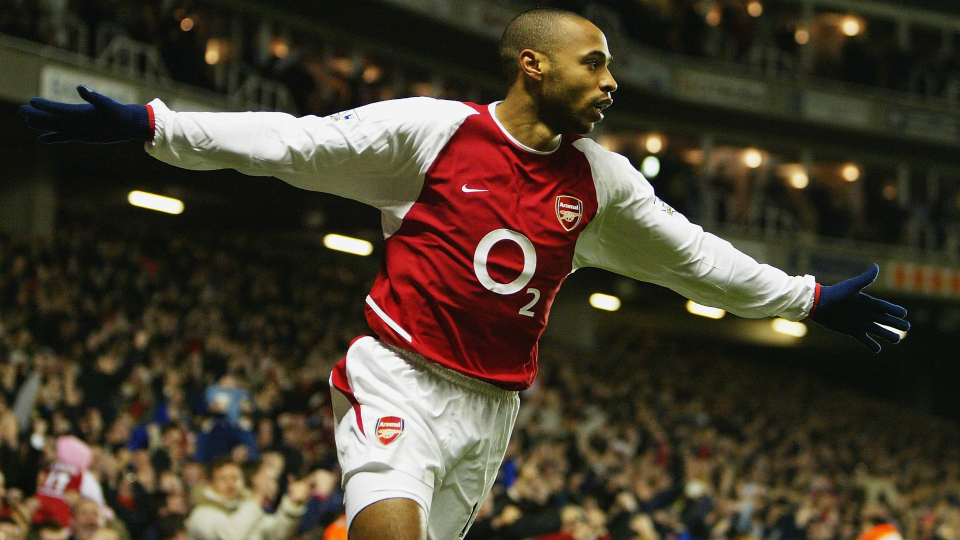 4. Thierry Henry. Cựu danh thủ bóng đá Pháp được nhìn nhận là một trong những tiền đạo xuất sắc nhất lịch sử Premier League. Henry khoác áo Arsenal giai đoạn 1999 - 2007, trước khi cập bến Barcelona (2007 - 2010).