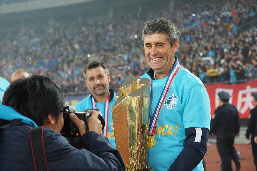 Juan Ramón López Caro từng giúp Đại Liên Á Nhĩ Tân thăng hạng giải vô địch quốc gia Trung Quốc.