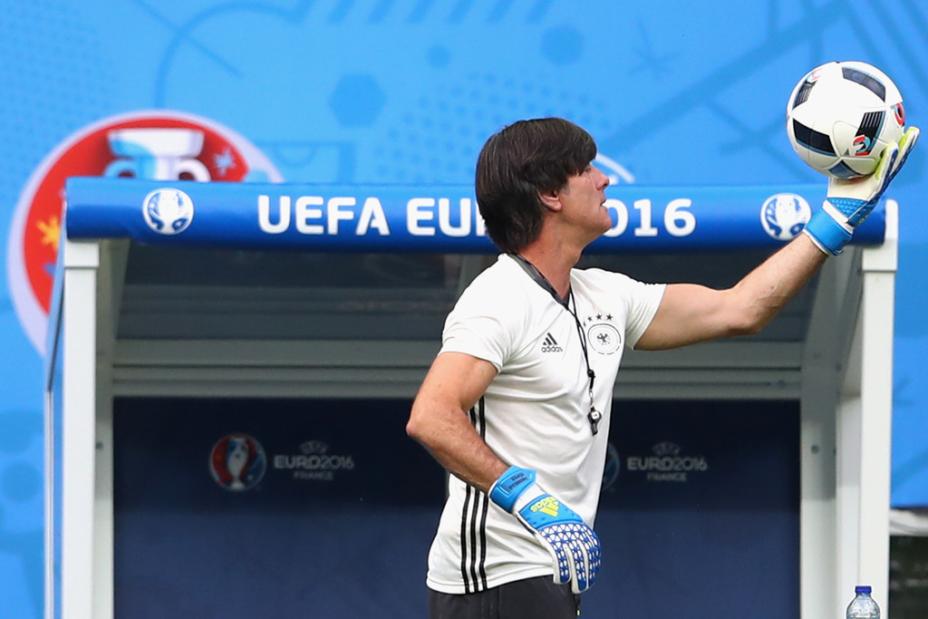 Ảnh bài viết Low thử làm thủ môn trong buổi tập của tuyển Đức